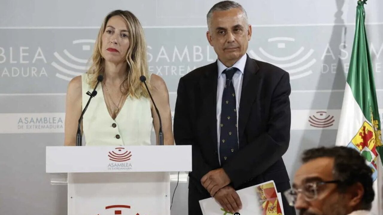 La presidenta del PP de Extremadura, Mar&iacute;a Guardiola y el diputado de Vox en la Asamblea de Extremadura, &Aacute;ngel Pelayo Gordillo. (Foto: Jorge Armestar / Europa Press)