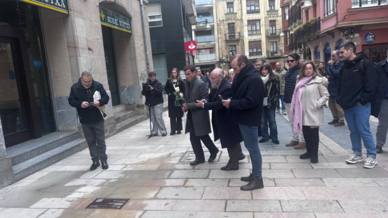 El Ayuntamiento de Durango homenajea a las 9 v&iacute;ctimas del terrorismo asesinadas en sus calles&nbsp;con una placa individual.