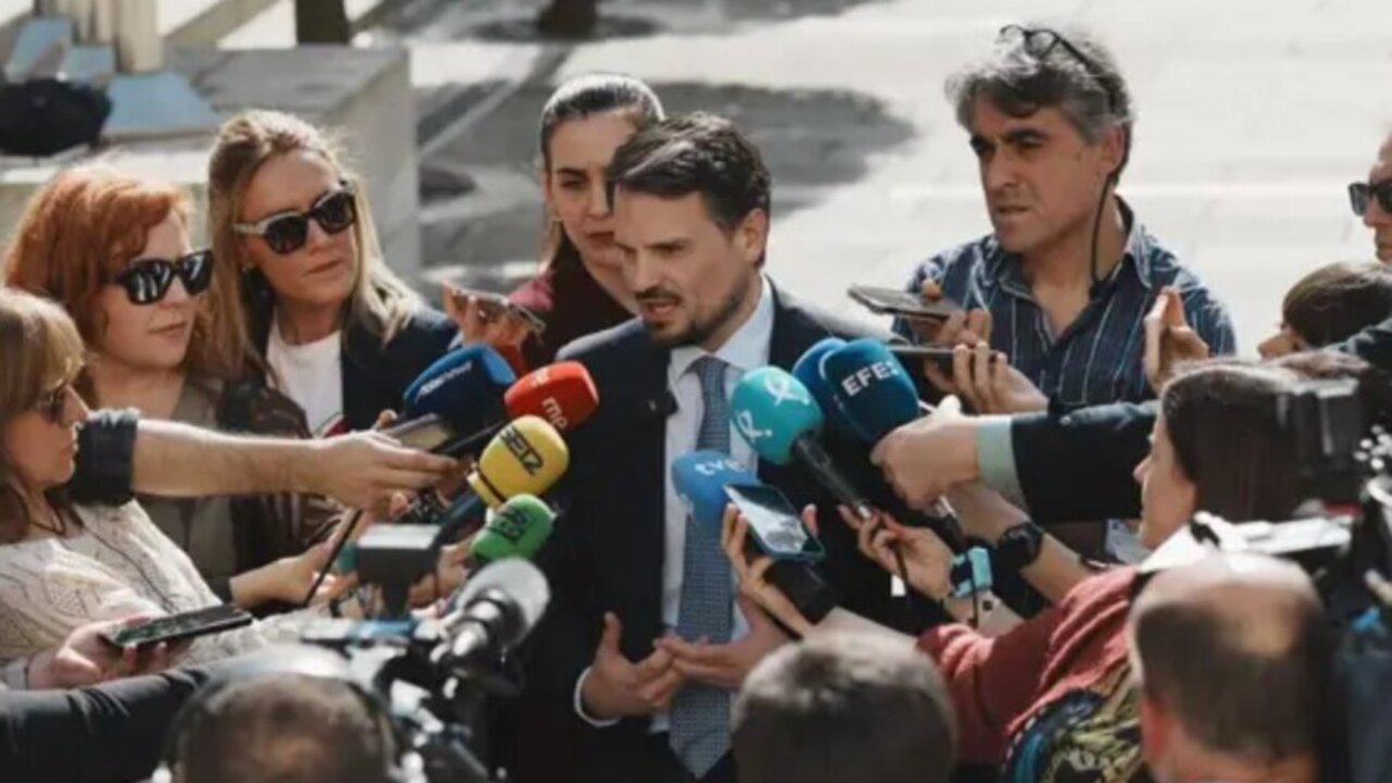El secretario general del PP de Extremadura, Abel Bautista, atiende a los medios tras la reuni&oacute;n con Vox - Javier Cintas. Europa Press.