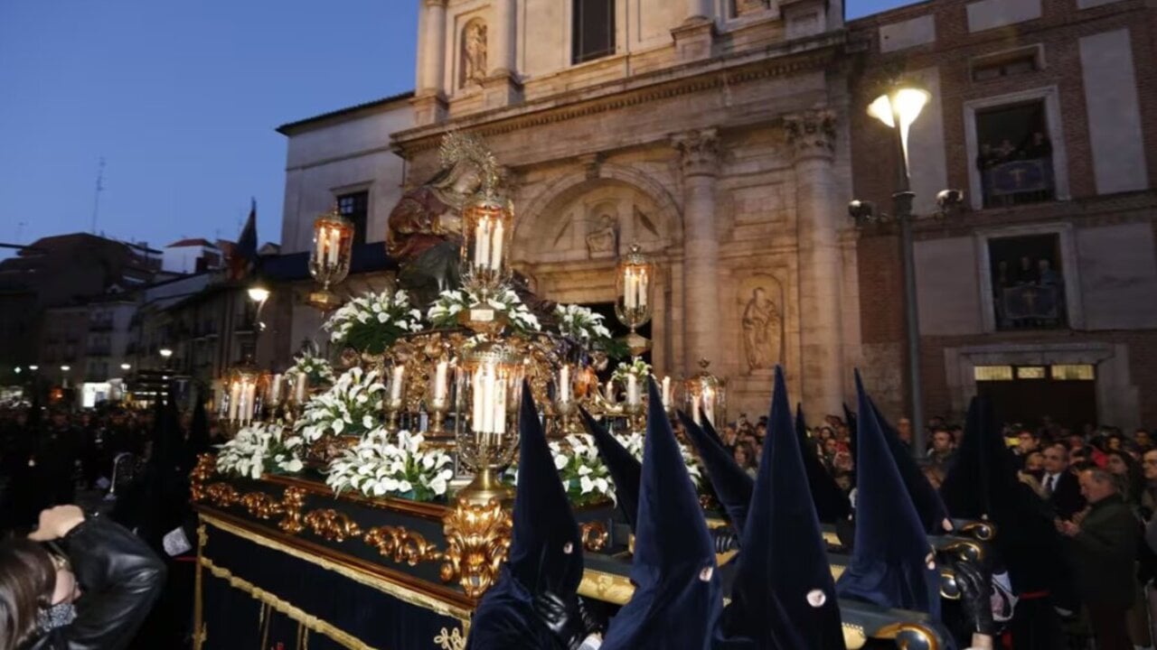 La imagen de Nuestra Se&ntilde;ora de las Angustias es procesi&oacute;n en uno de los momentos m&aacute;s especiales de la Semana Santa de Valladolid. - Joaqu&iacute;n Rivas - Europa Press - Archivo