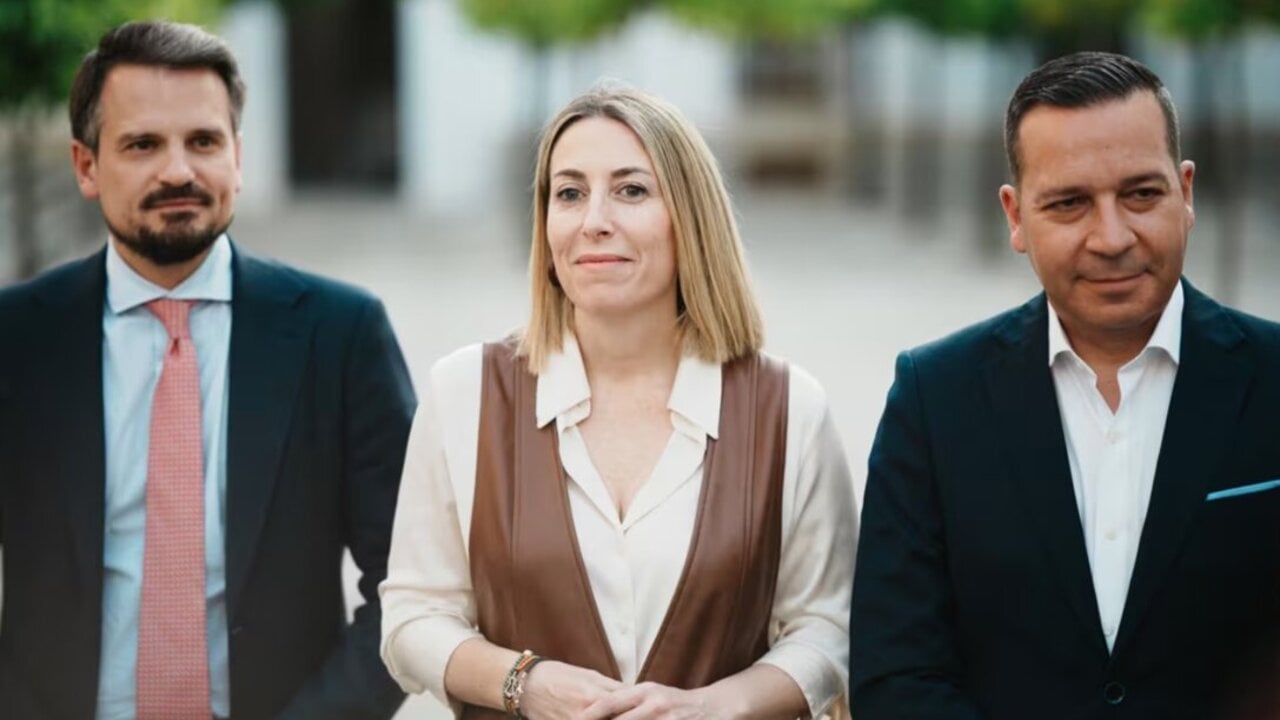 La presidenta de la Junta de Extremadura en funciones, Mar&iacute;a Guardiola y el candidato de Vox en Extremadura, &Oacute;scar Fern&aacute;ndez (d) atienden a los medios de comunicaci&oacute;n tras alcanzar un acuerdo para un Gobierno de coalici&oacute;n en Extremadura.
- Javier Cintas - Europa Press