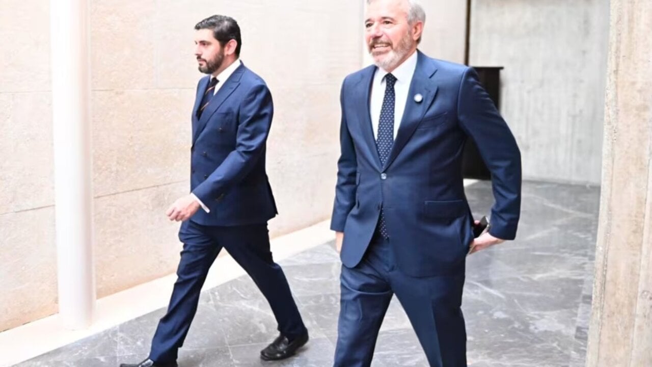 El l&iacute;der de VOX en Arag&oacute;n, Alejandro Nolasco, y el presidente de Aragon, Jorge Azc&oacute;n, tras una reuni&oacute;n, a 22 de abril de 2026, en Zaragoza. Ram&oacute;n Comet. Europa Press.