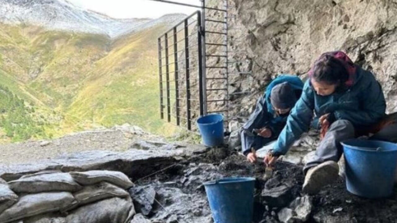 Trabajos de excavaci&oacute;n en la Cova 338. Iphes-Cerca. Europa Press.