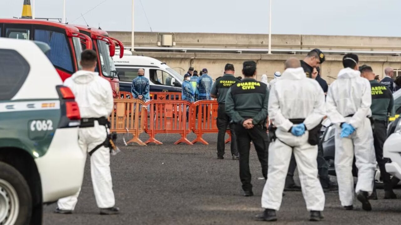 Pasajeros evacuados del crucero MV Hondius fondeado cerca del puerto de Granadilla suben a los autocares de la UME, a 10 de mayo de 2026, en Granadilla de Abona, Tenerife, Islas Canarias. Europa Press Canarias.