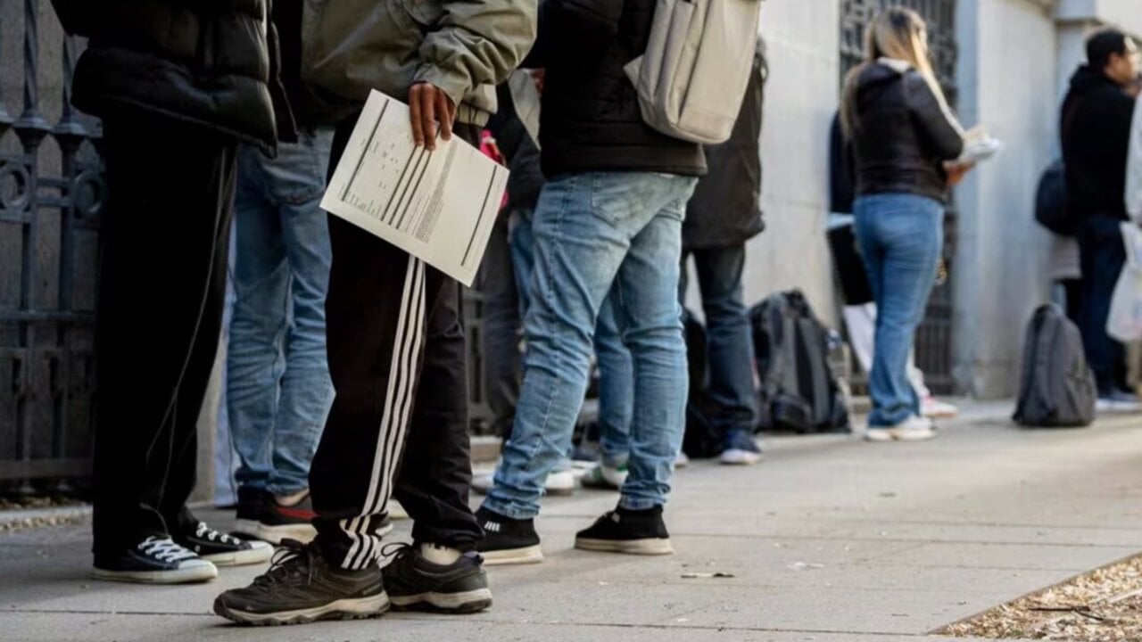 arias personas hacen cola para conseguir el certificado de vulnerabilidad. Gabriel Luengas - Europa Press