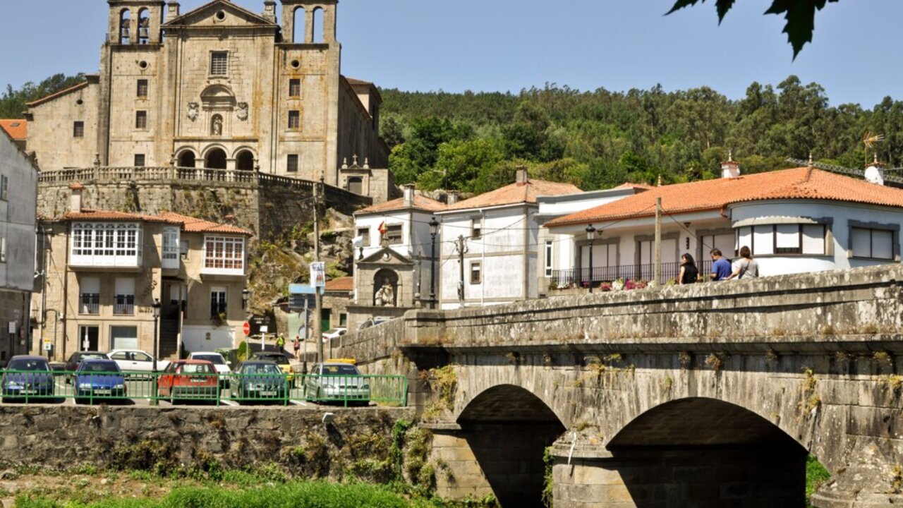 Iglesia y Puente de Padr&oacute;n. Foto: Wikipedia.