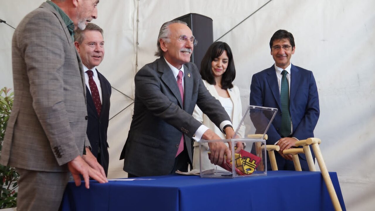 Emiliano Garc&iacute;a-Page en la ampliación del Centro Tecnológico en Valdepeñas del Grupo Oesía.