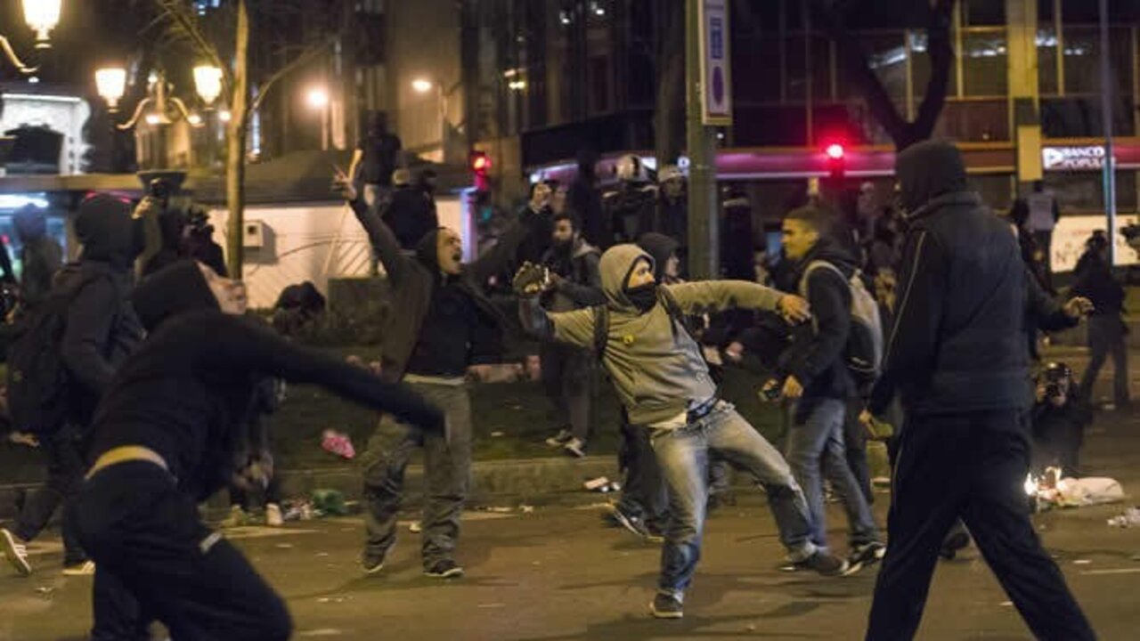 Manifestantes lanzan piedras a los polic&iacute;as el pasado s&aacute;bado en Madrid. 