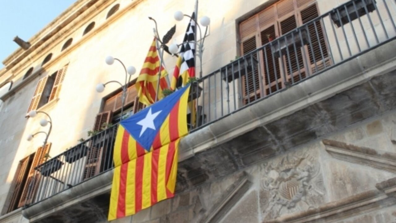Fachada del ayuntamiento de T&agrave;rrega con la estelada.