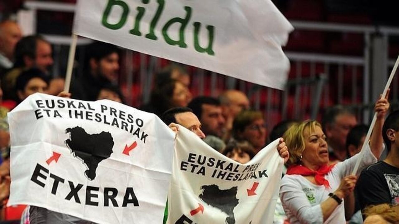 Pancarta de Bildu y de Etxerat.