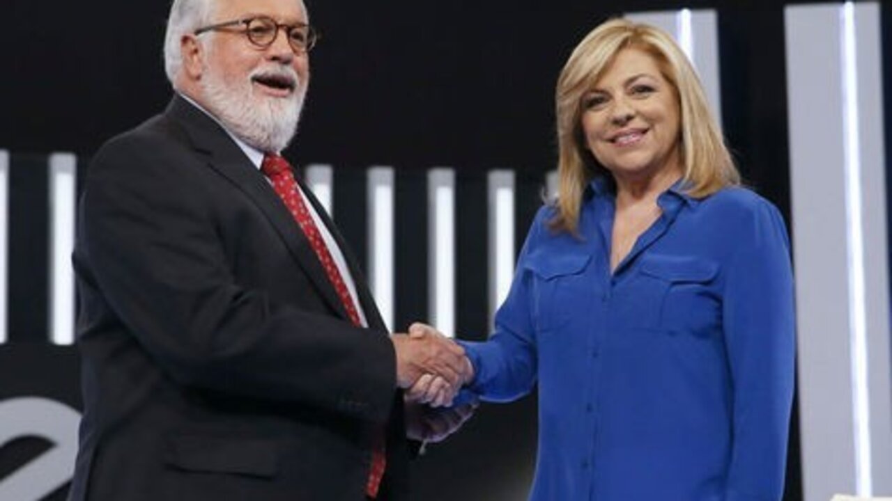 Miguel Arias Ca&ntilde;ete y Elena Valenciano antes de comenzar el debate.