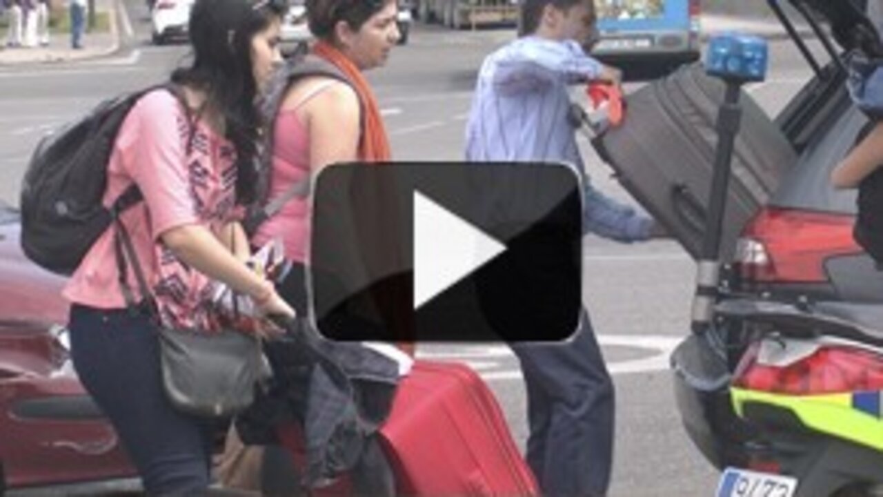 <p>Los taxistas, en plena huelga, han abandonado temporalmente los puntos frecuentes de pasajeros como protesta por la aparici&oacute;n de otras opciones de servicio que consideran 'ilegales'. Su espacio lo han tomado los usuarios de p&aacute;ginas de coches compartidos, que hab&iacute;an sido expulsados anteriormente de estas zonas. Vea im&aacute;genes.<br _mce_bogus="1"></p>