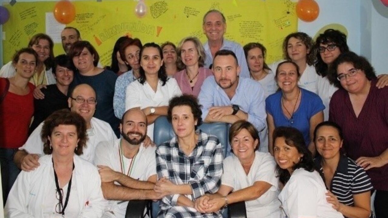 Teresa Romero, con el personal que la ha atendido en el Carlos III.