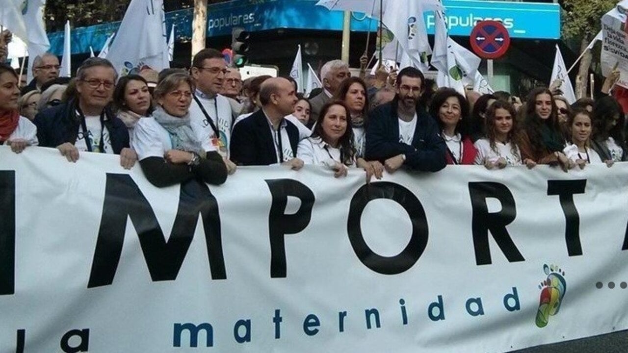 Manifestantes contra el aborto frente a la sede del PP.