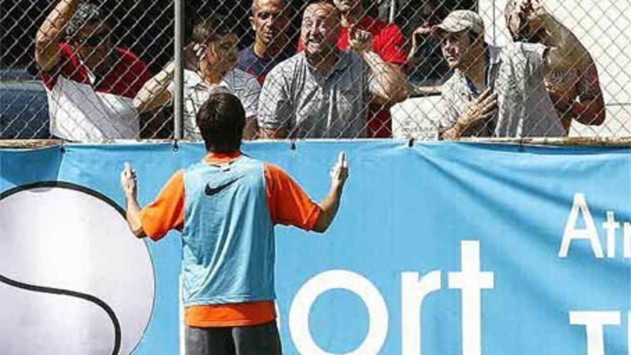 Ultras del Valencia increpan a un futbolista durante un entrenamiento.