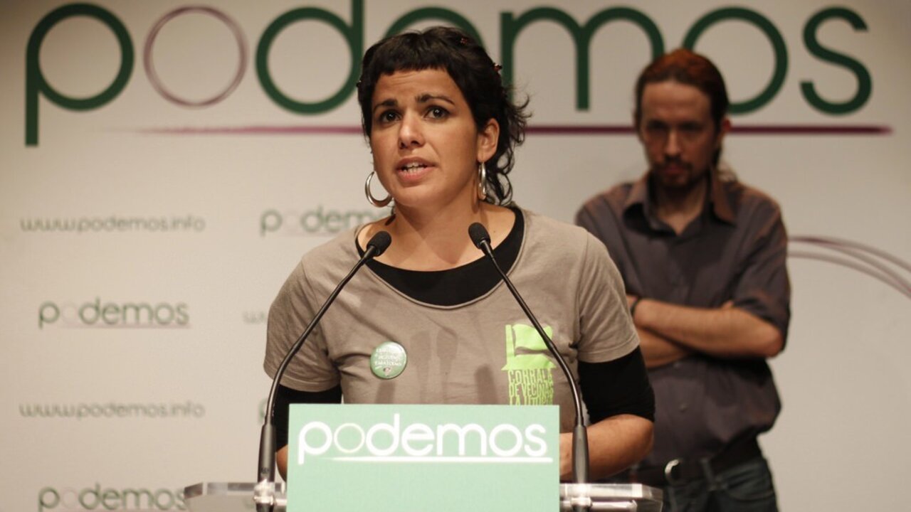 Teresa Rodr&iacute;guez y Pablo Iglesias, al fondo.