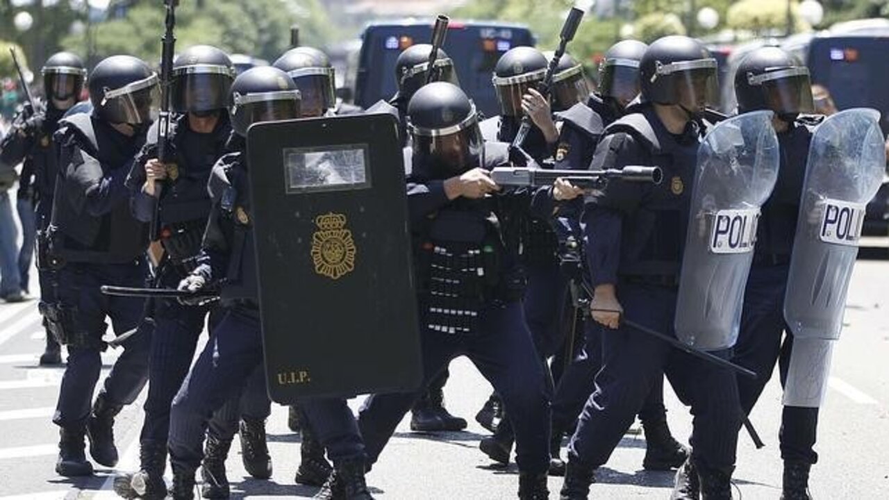 Polic&iacute;as antidisturbios.