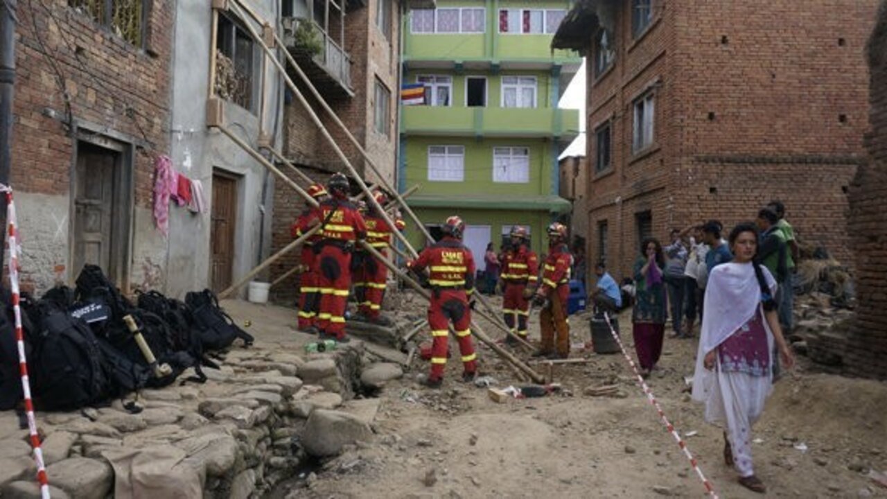 Miembros de la UME aseguran la estructura de un edificio da&ntilde;ado en Nepal