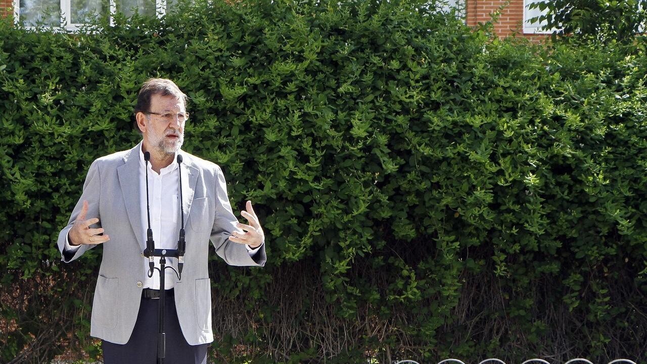 Mariano Rajoy a la salida de su colegio electoral.
