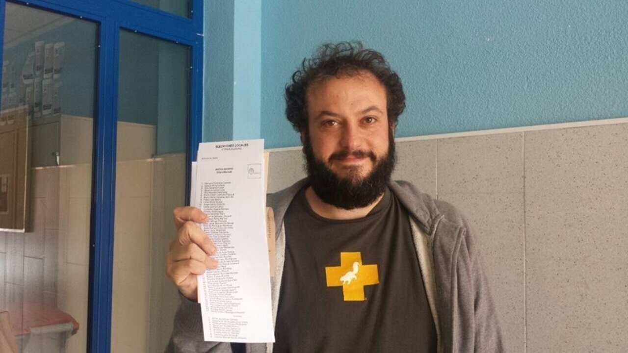Guillermo Zapata posa con las listas de Ahora Madrid.