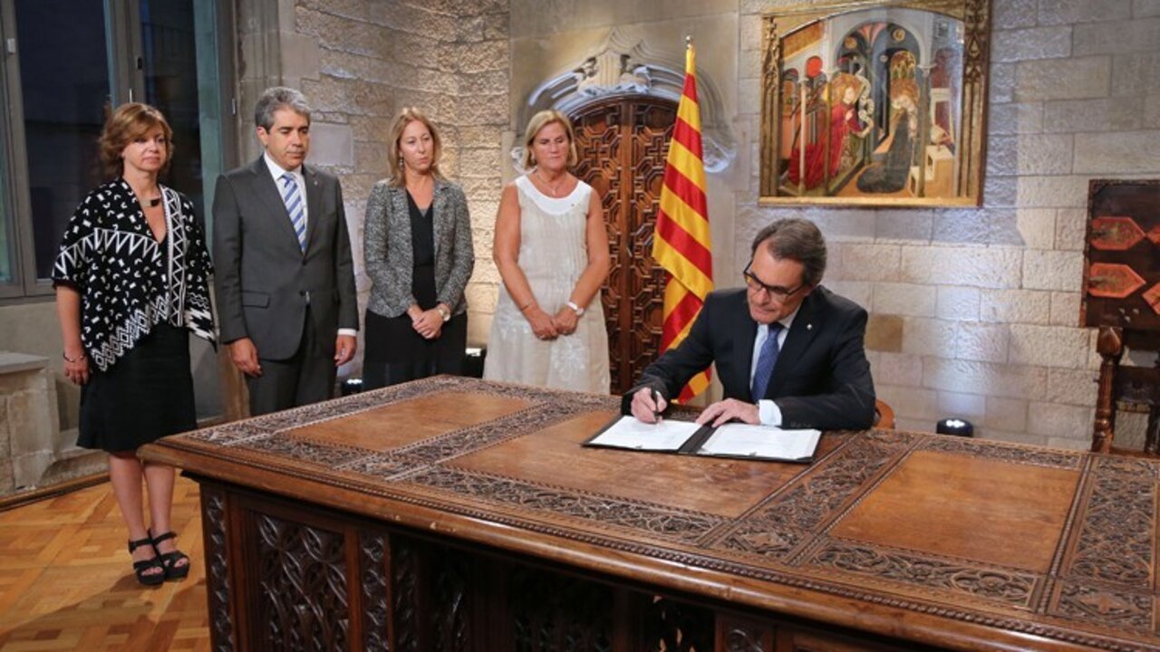 Artur Mas firma el decreto de convocatoria de las elecciones del 27-S.