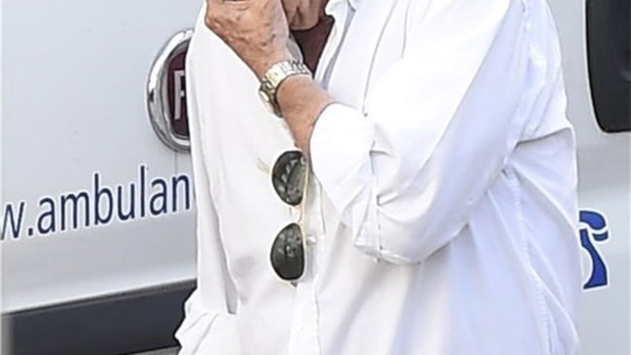 Jos&eacute; Mar&iacute;a Garc&iacute;a, preocupado por el estado de Fran Rivera, a las puertas del hospital Quir&oacute;n de Zaragoza.