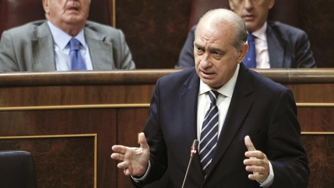 El ministro del Interior, Jorge Fern&aacute;ndez D&iacute;az, responde a una pregunta en el Congreso.
