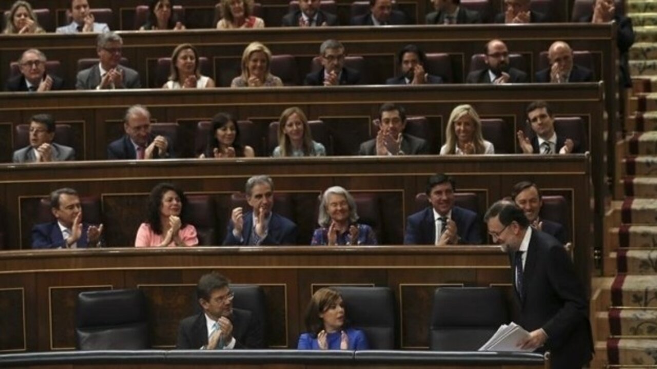 Rajoy, aplaudido por el Grupo Popular del Congreso.