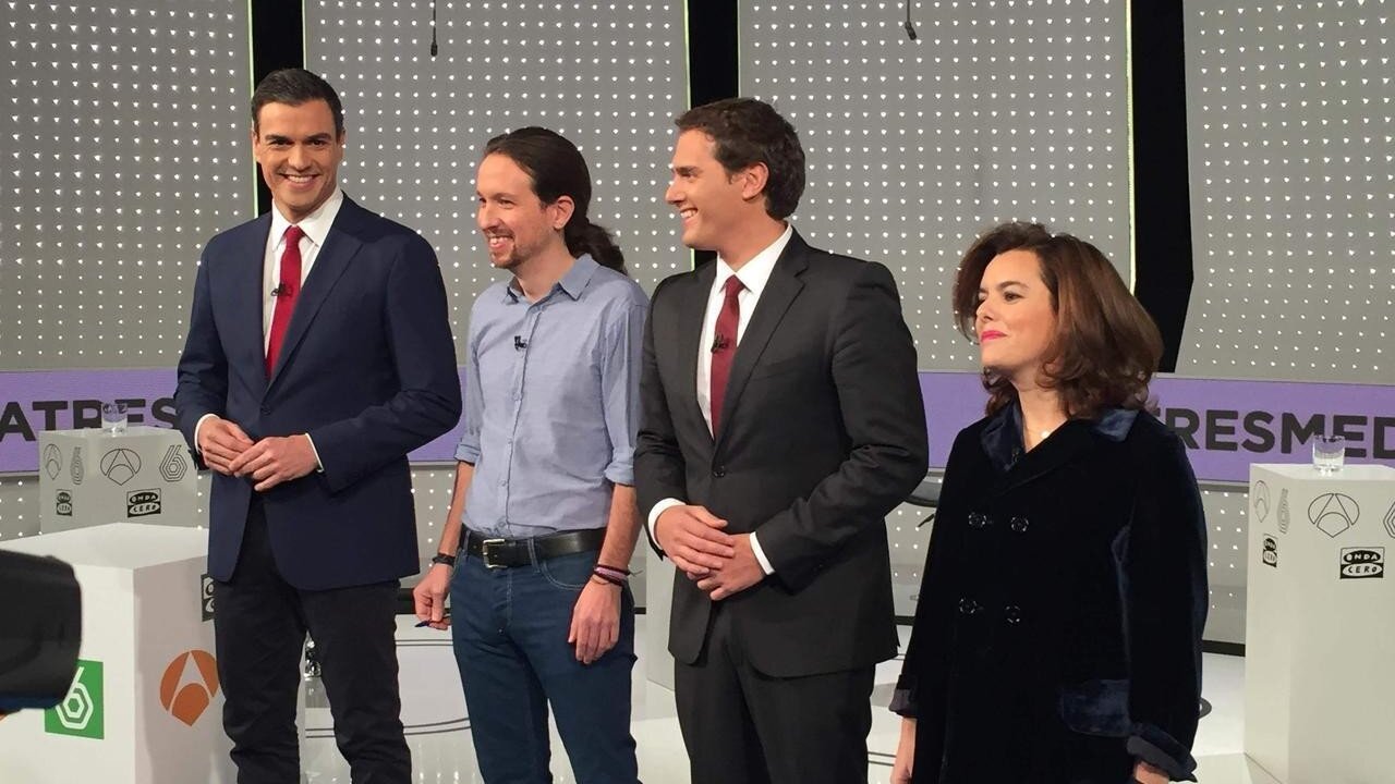 Los representantes de los partidos en el momento previo al debate. 