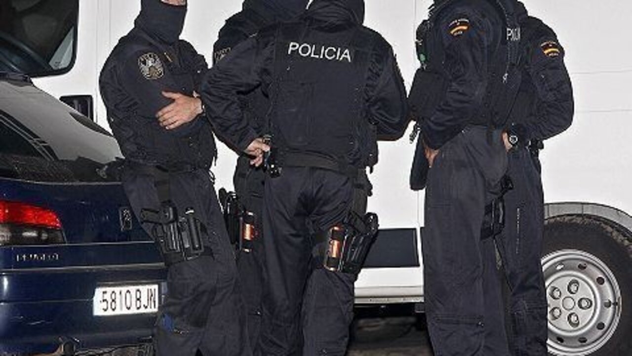 Un grupo de polic&iacute;as nacionales.