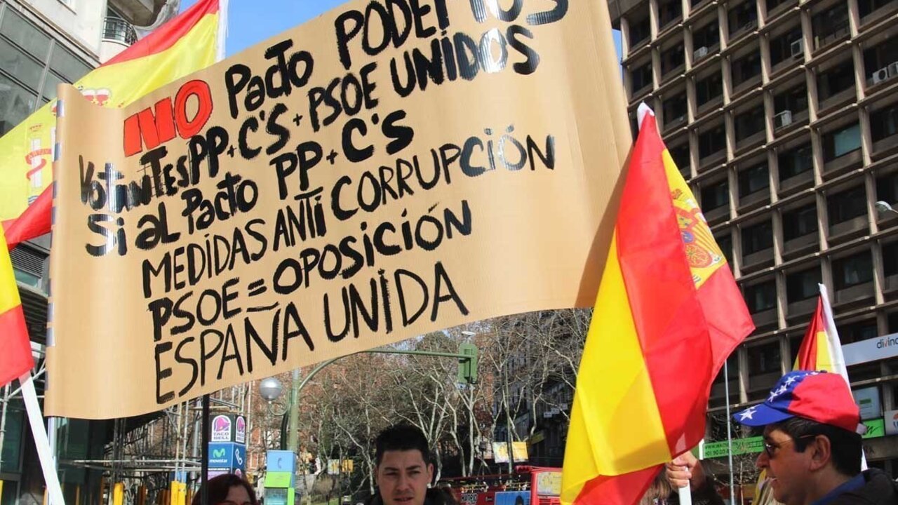 Opositores venezolanos se manifiestan ante la sede de Podemos en Madrid (Foto: Patricia Garc&iacute;a).