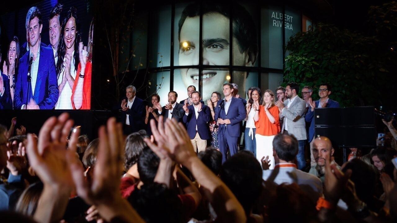 Albert Rivera y su equipo celebran con los militantes el resultado del 26-J.