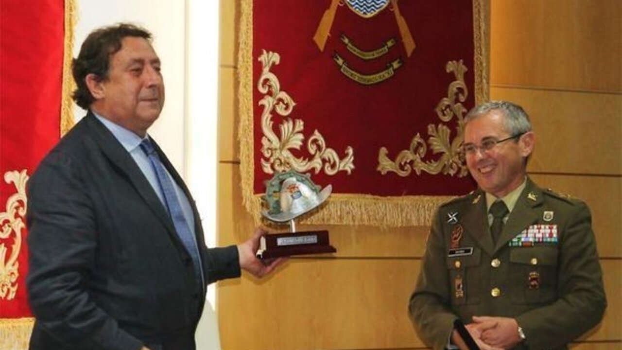 Alfonso Uss&iacute;a recibiendo el premio de manos del general Dacoba.