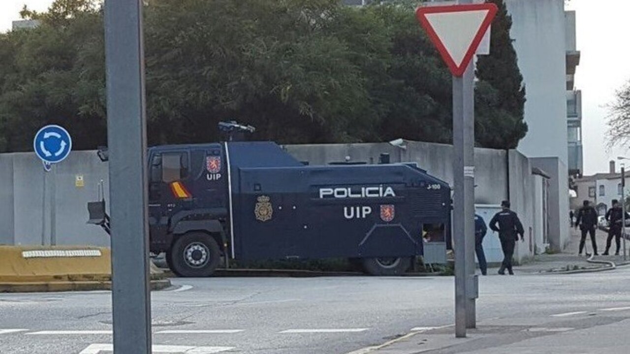 El cami&oacute;n de agua de los antidisturbios, en Algeciras.
