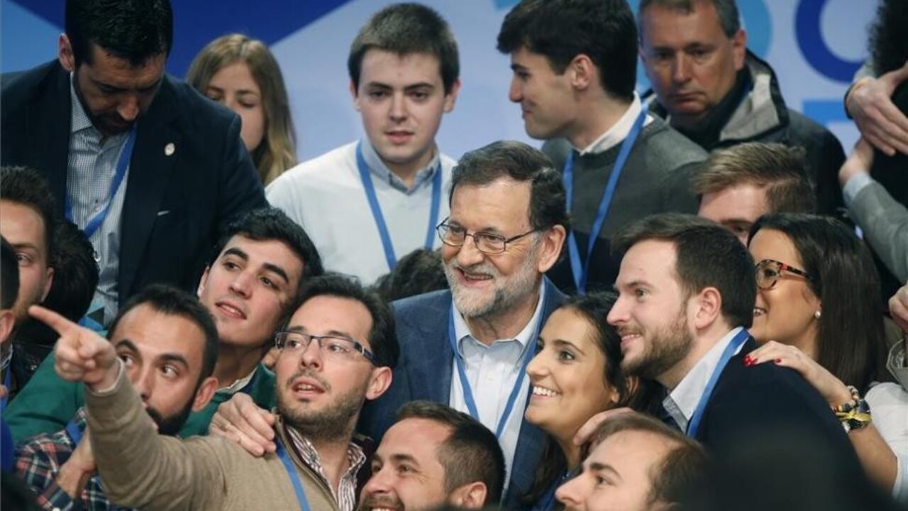 Rajoy, con los representantes de NNGG en el Congreso Nacional del PP.