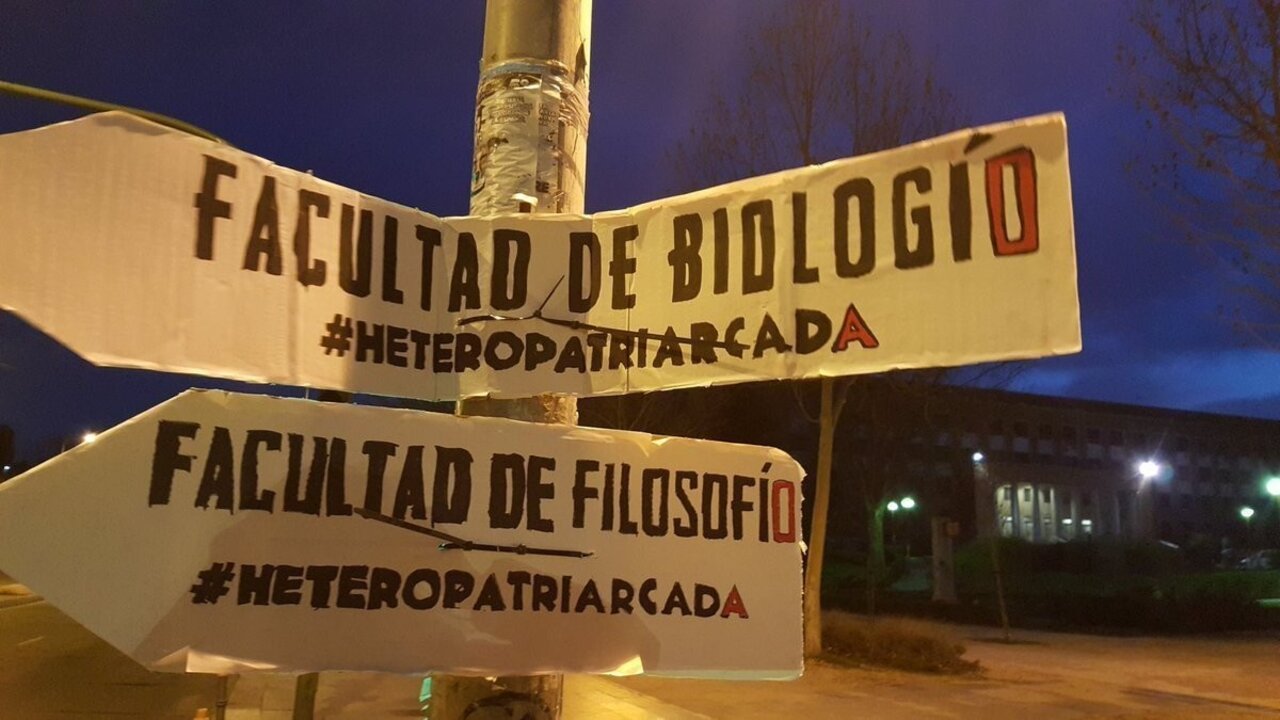 Carteles colocados por Hogar Social Madrid.