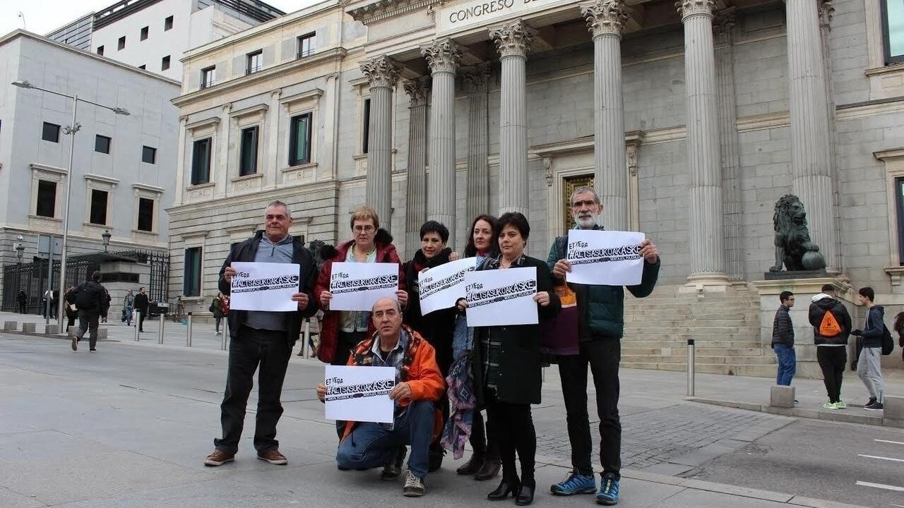 Familiares de los detenidos en Alsasua, frente al Congreso.