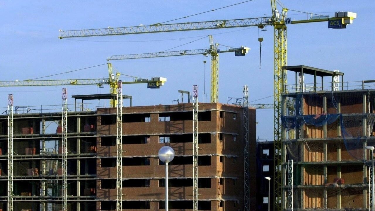 Bloque de viviendas en construcci&oacute;n.