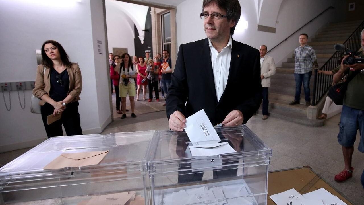 Carles Puigdemont vota en las elecciones generales de 2016.