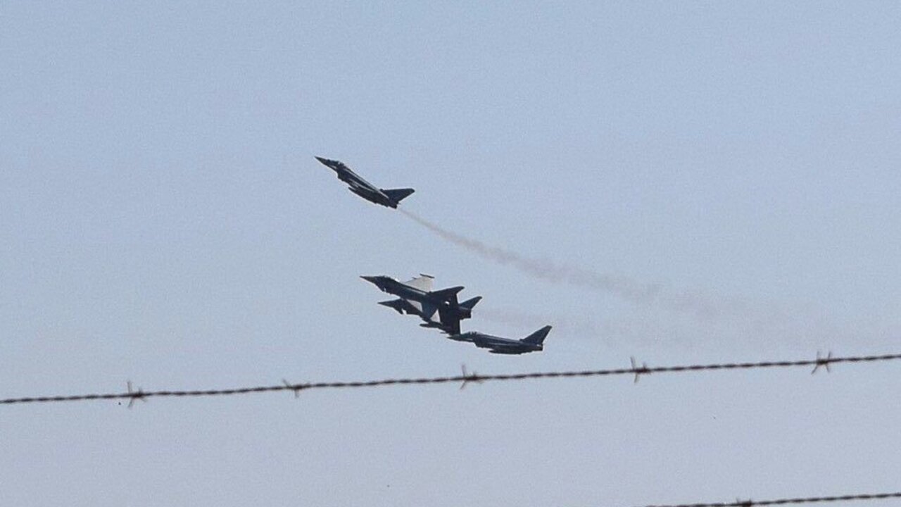 Un instante de la maniobra de ruptura de formaci&oacute;n de los Eurofighter captado por testigos.