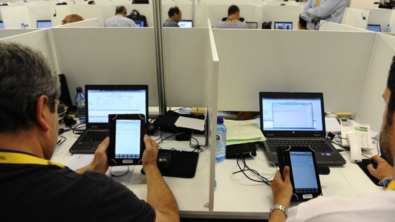 Ordenadores y tabletas en el centro de datos de unas elecciones europeas.