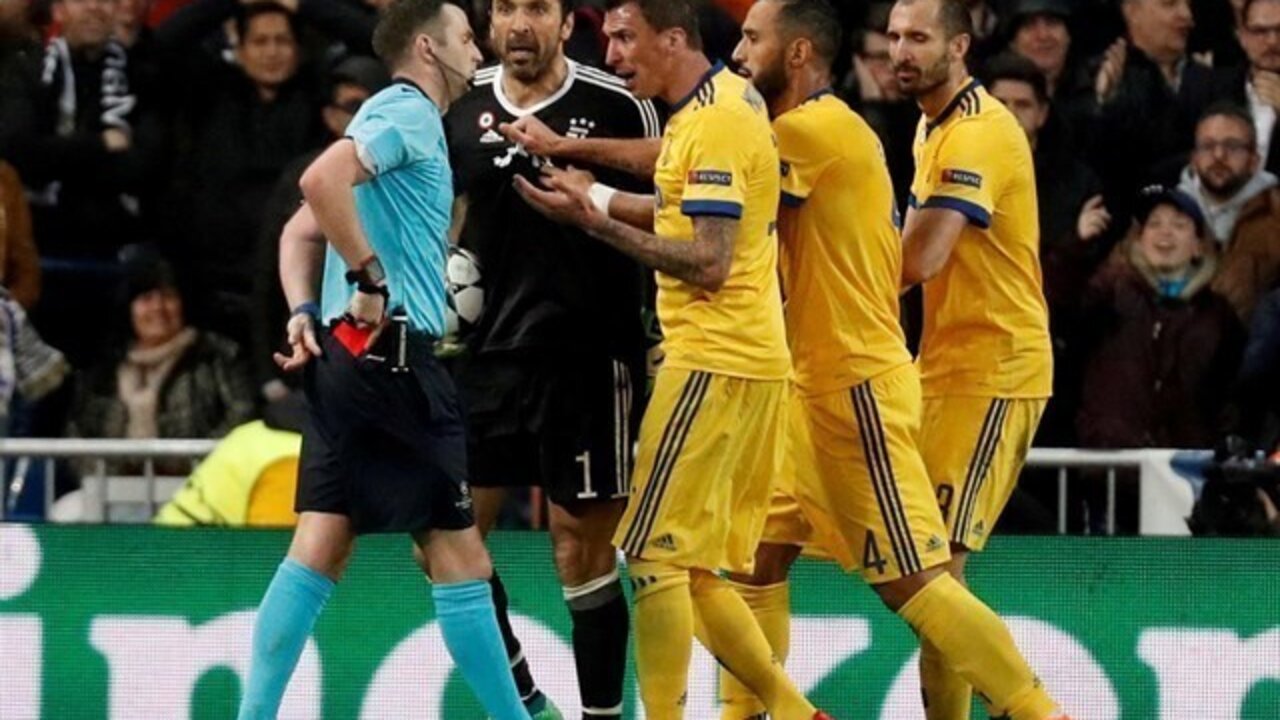 Buffon protesta al &aacute;rbtitro el penalti a favor del Real Madrid.