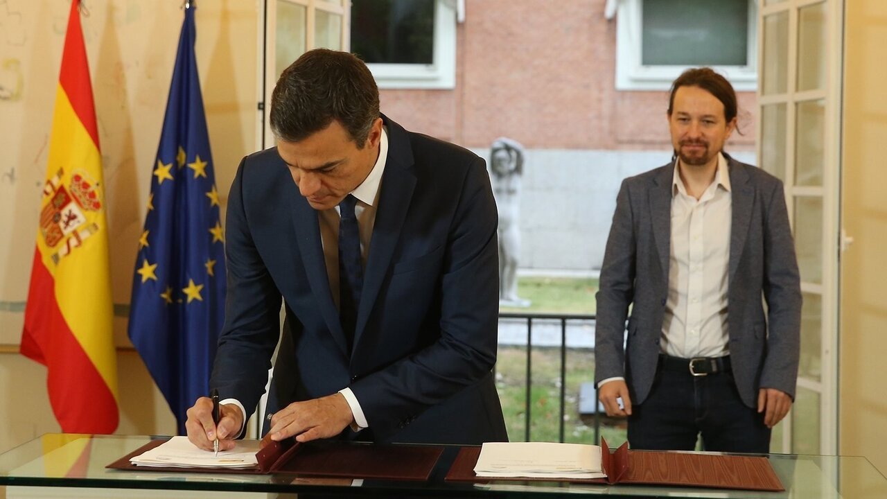 Pedro S&aacute;nchez firma el pacto de Presupuestos con Pablo Iglesias.