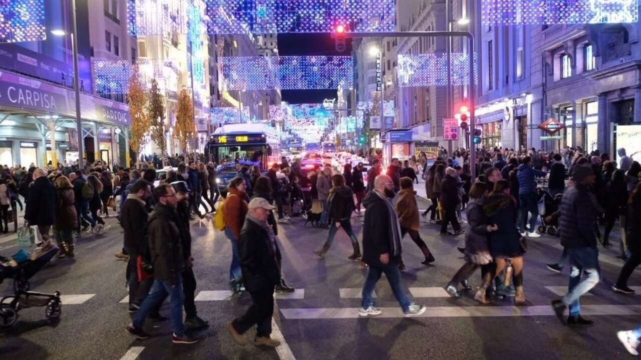 La Gran V&iacute;a de Madrid, con luces de Navidad.