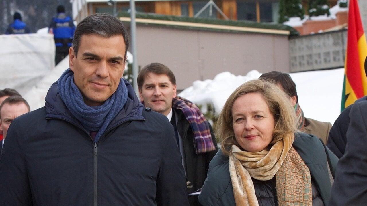 Pedro S&aacute;nchez y la ministra de Econom&iacute;a, Nadia Calvi&ntilde;o.