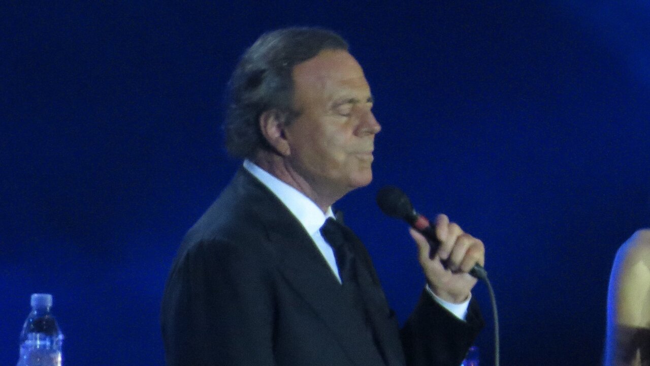 Julio Iglesias dando un concierto.