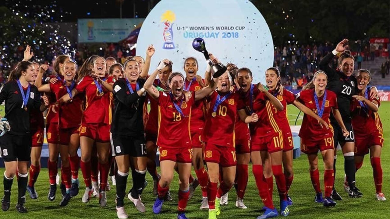 Selecci&oacute;n Femenina de f&uacute;tbol sub 17 levantando el trofeo de Campeonas del Mundo.