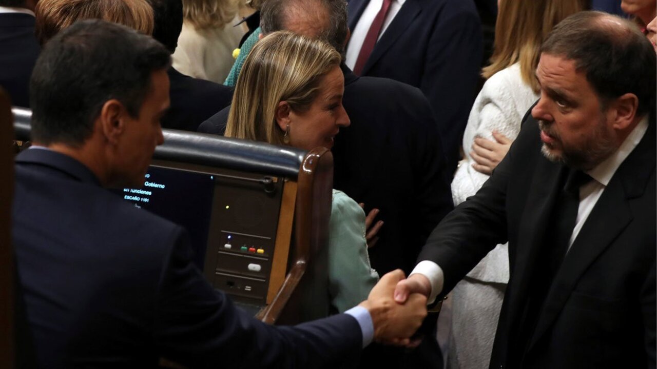 Junqueras saluda a Pedro S&aacute;nchez.