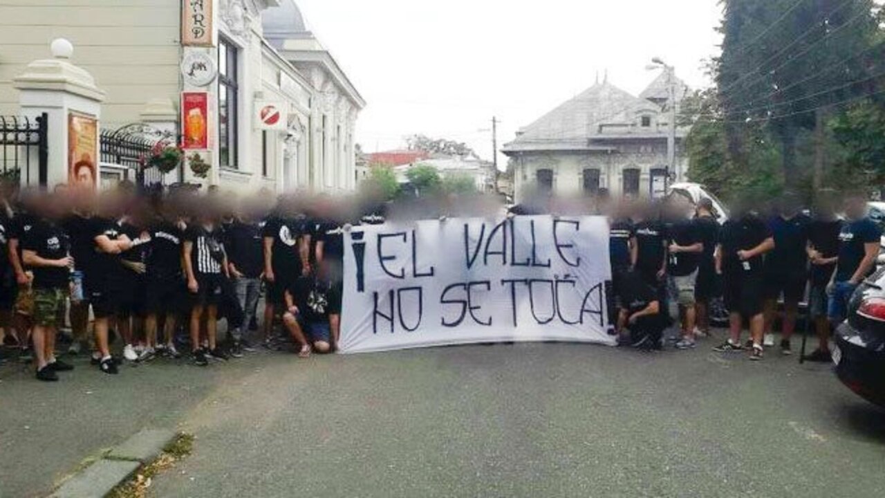 La pancarta de los ultras rumanos contra la exhumaci&oacute;n de Franco.