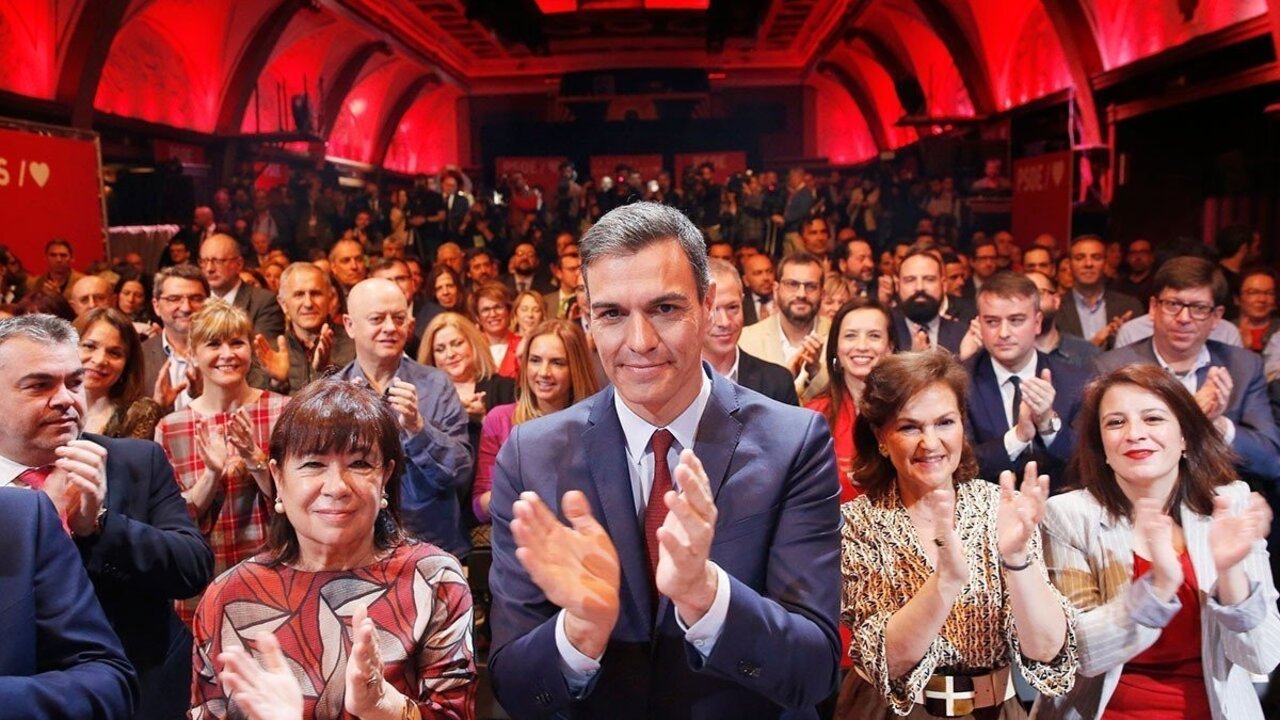pedro-sanchez-e-ivan-redondo-en-la-fila-posterior-segundo-por-la-derecha